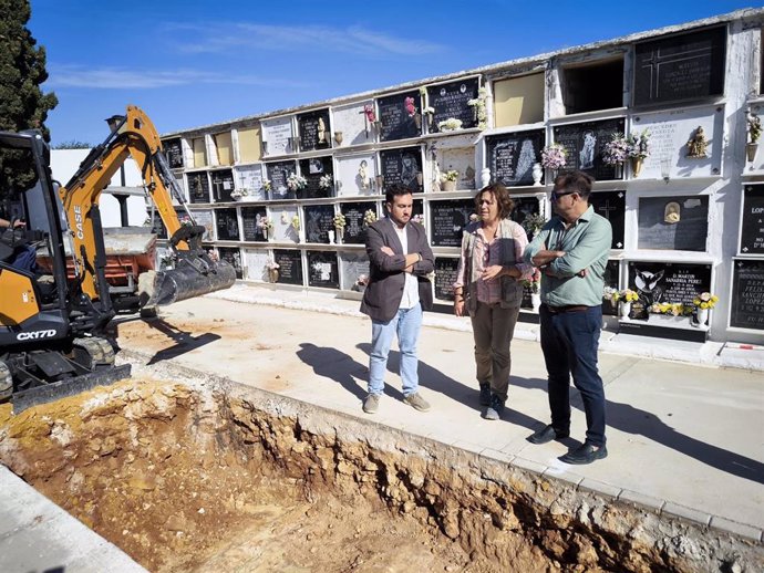 Las labores, supervisadas por el titular municipal de Memoria Histórica, Christopher Rivas, contemplan la retirada de la solera de hormigón, la excavación de la fosa, el relleno y compactación del área.