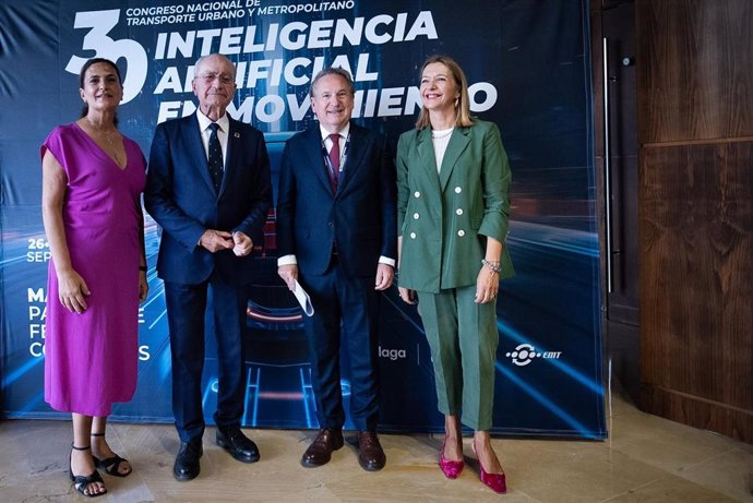 El alcalde de Málaga, Francisco de la Torre, junto a la concejala delegada de Movilidad, Trinidad Hernández, y el presidente de la Asociación de Transportes Públicos Urbanos y Metropolitanos (ATUC), Miguel Ruiz.