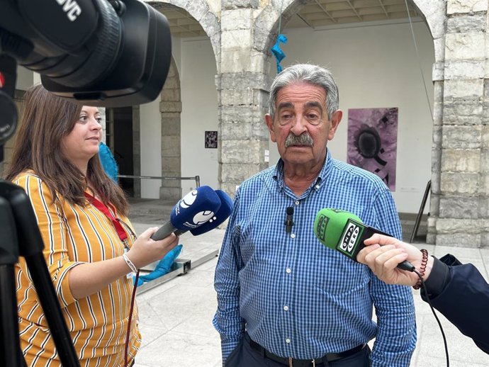 El secretario general del PRC y expresidente de Cantabria, Miguel Ángel Revilla, hace declaraciones a los medios sobre la reunión de Buruaga con Sánchez