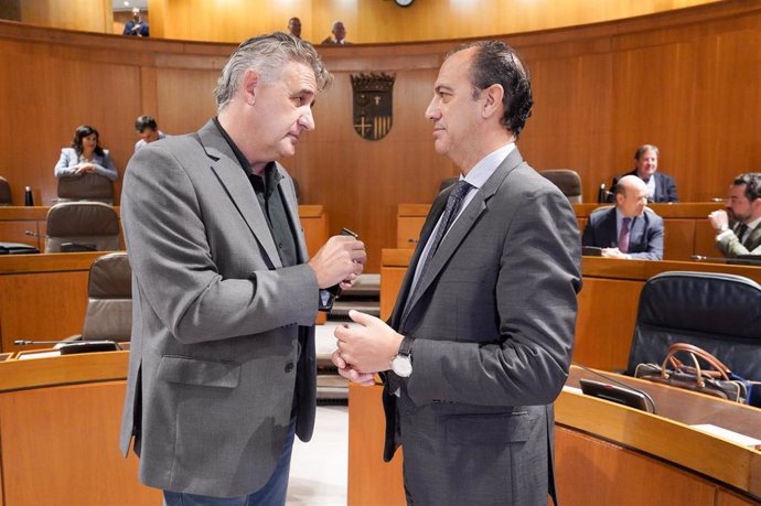 El consejero de Sanidad del Gobierno de Aragón, José Luis Bancalero Flores, y el diputado de Aragón-Teruel Existe, Joaquín Moreno.