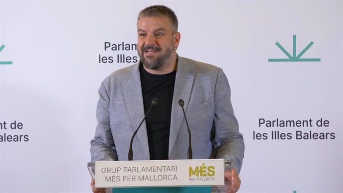 El portavoz de MÉS per Mallorca en el Parlament, Lluís Apesteguia, en rueda de prensa.