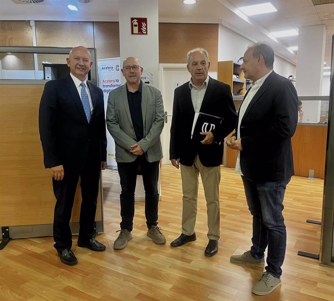 El secretario general de Cepyme Aragón, Carmelo Pérez, el secretario general de CCOO Aragón, Manuel Pina,  el presidente de CEOE Aragón, Miguel Marzo, y el secretario general de UGT Aragón, José Juan Arcéiz.