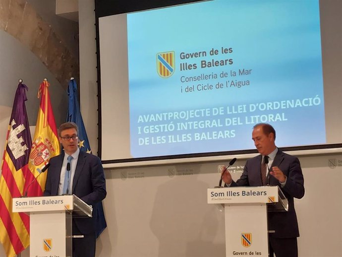 El portavoz del Govern y conseller de Economía, Hacienda e Innovación, Antoni Costa, acompañado del conseller del Mar y del Ciclo del Agua, Juan Manuel Lafuente, en la rueda de prensa posterior al Consell de Govern