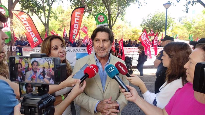 El portavoz de Industria, Energía y Minas del Grupo Socialista en el Parlamento andaluz, Enrique Gaviño, atiende a los medios. (Foto de archivo).