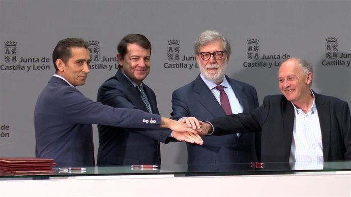 Andrés, Fernández Mañueco, Aparicio y Temprano juntan las manos tras rubricar la renovación de cuatro acuerdos en el marco del Diálogo Social