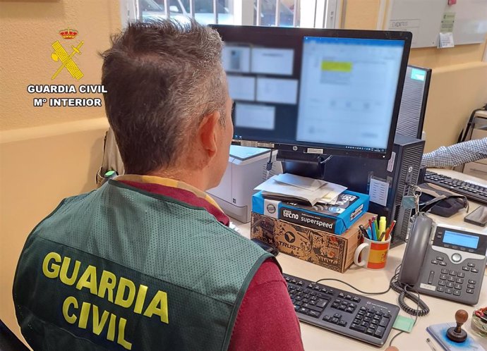 Un agente de la Guardia Civil, durante la investigación