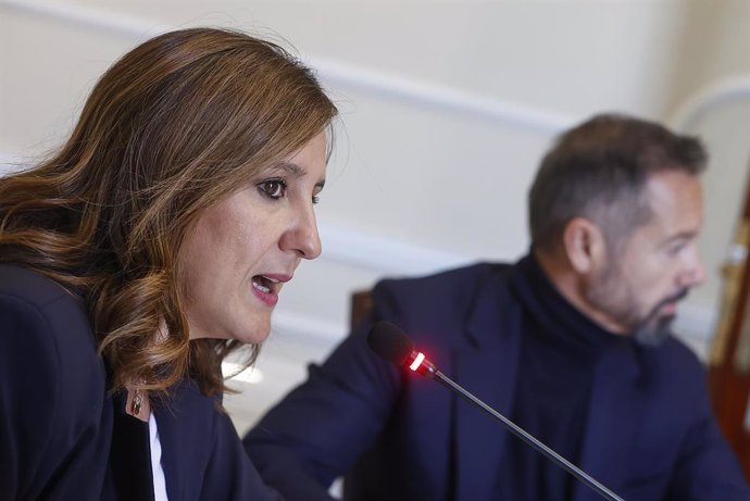 Archivo - Arxiu - L'alcaldessa de València, María José Catalá, i el segon tinent d'Alcaldia, Juanma Badenas, durant la presentació del pressupost municipal de 2024, a l'Ajuntament de València, a 6 de novembre del 2023, a València, Comunitat Valenciana