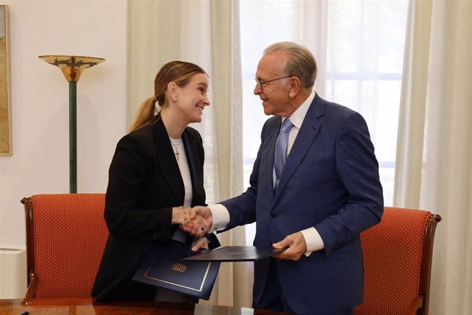 La presidenta del Govern, Margalida Prohens, y el presidente de la Fundación 'la Caixa', Isidre Fainé.