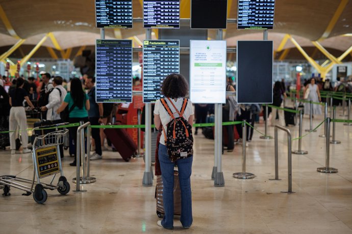 Una persona en el Aeropuerto Adolfo Suárez Madrid-Barajas, a 28 de junio de 2024, en Madrid (España). La red de aeropuertos de Aena prevé operar un total de 27.