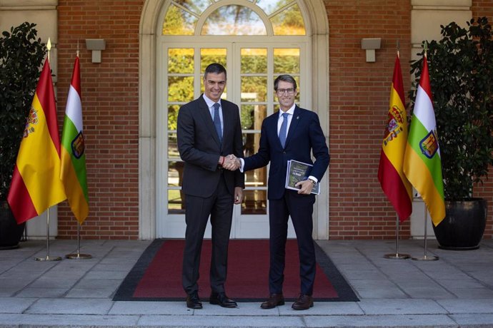 El presidente del Gobierno, Pedro Sánchez (i), recibe al presidente de La Rioja, Gonzalo Capellán (d), en el Complejo de La Moncloa, a 27 de septiembre de 2024, en Madrid (España). 