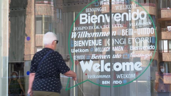 Archivo - Arxiu - Hotels i bars de Benidorm esperen l'arribada del turista britànic