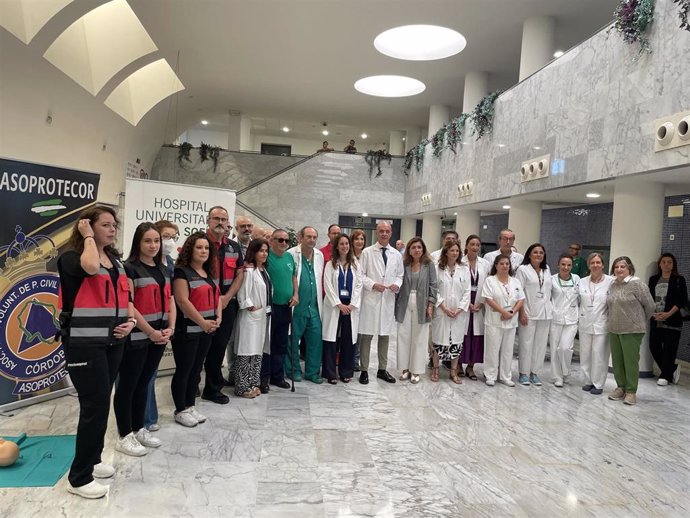 Botella (centro), con responsables y cardiólogos del Reina Sofía, en una actividad con motivo del Día Mundial del Corazón.