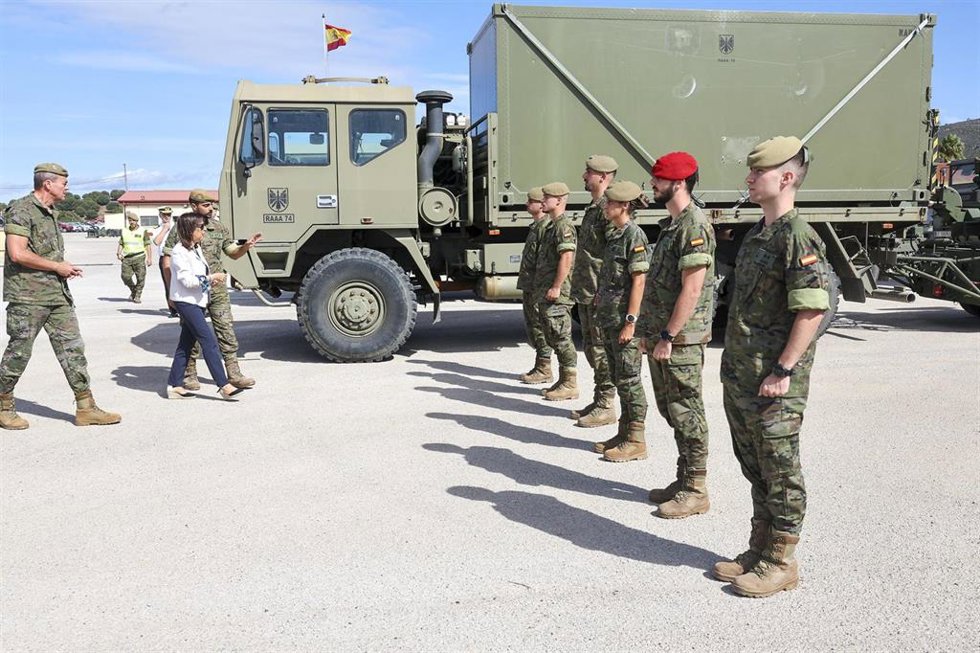 La ministra de Defensa, Margarita Robles, visita al Regimiento de Artillería Antiaérea número 74 en el acuartelamiento Cortijo de Buenavista en San Roque (Cádiz).