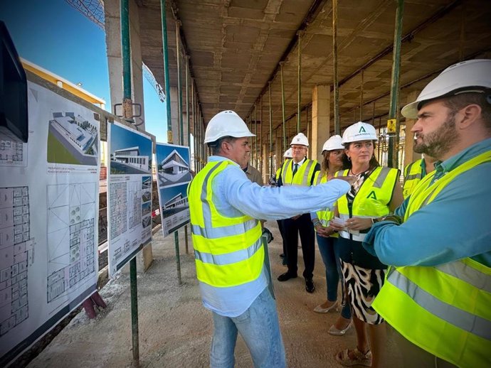 La delegada de la Junta en Almería visita las obras del centro de salud de Benahadux (Almería).