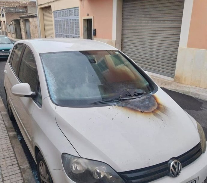 Coche de la docente del CEIP Guillem Galmés afectado por el incendio.