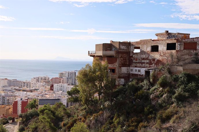 Cullera inicia l'enderrocament d'un antic restaurant en la pujada al Castell per riscos de despreniment