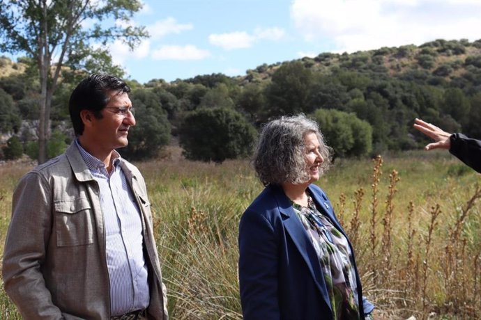 El vicepresidente segundo del Gobierno de Castilla-La Mancha, José Manuel Caballero, y la consejera de Desarrollo Sostenible, Mercedes Gómez