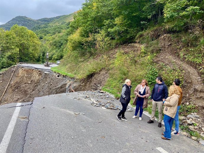 Representantes del PSOE visitan la carretera francesa RN-134.