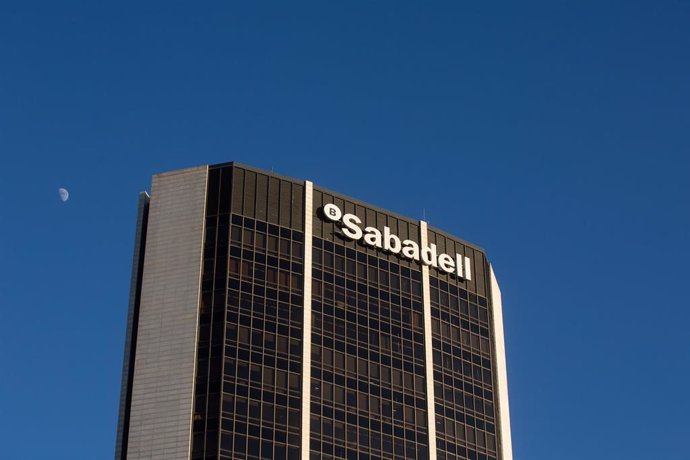 Archivo - Fachada de la sede del Banco Sabadell en la Avenida Diagonal de Barcelona, a 11 de enero de 2022, en Barcelona, Cataluña (España).