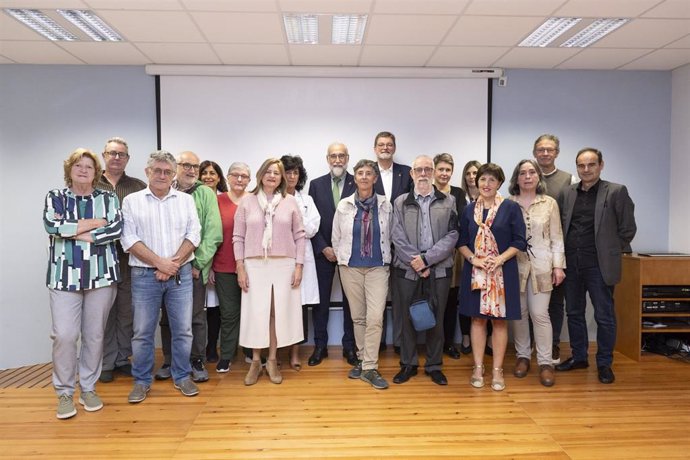 El consejero Domínguez junto al personal jubilado en el Hospital García Orcoyen de Estella