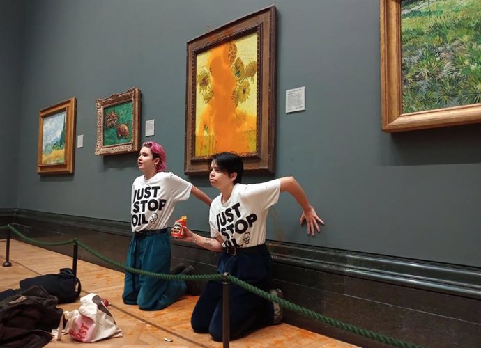 Archivo - Activistas climáticas tras lanzar sopa de tomate contra 'Los Girasoles' de Van Gogh en la Galería Nacional de Londres