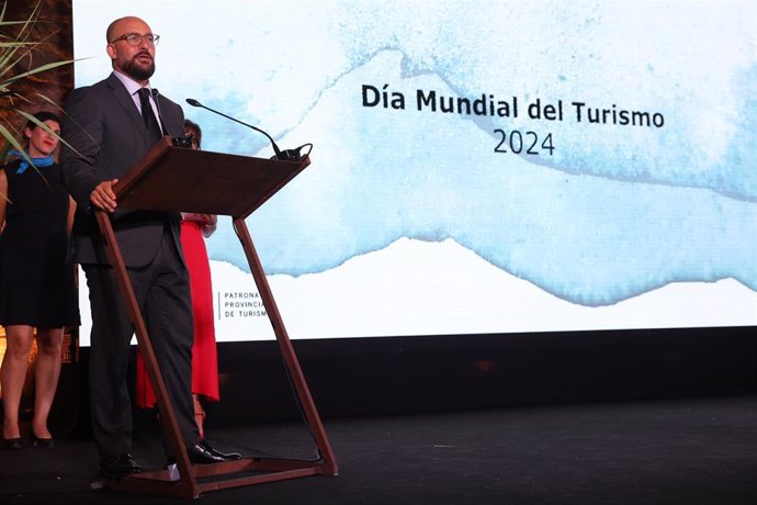 El vicepresidente cuarto de la Diputación y responsable del Patronato de Turismo, Germán Beardo, interviniendo en la gala del Día Mundial del Turismo de Diputación de Cádiz.