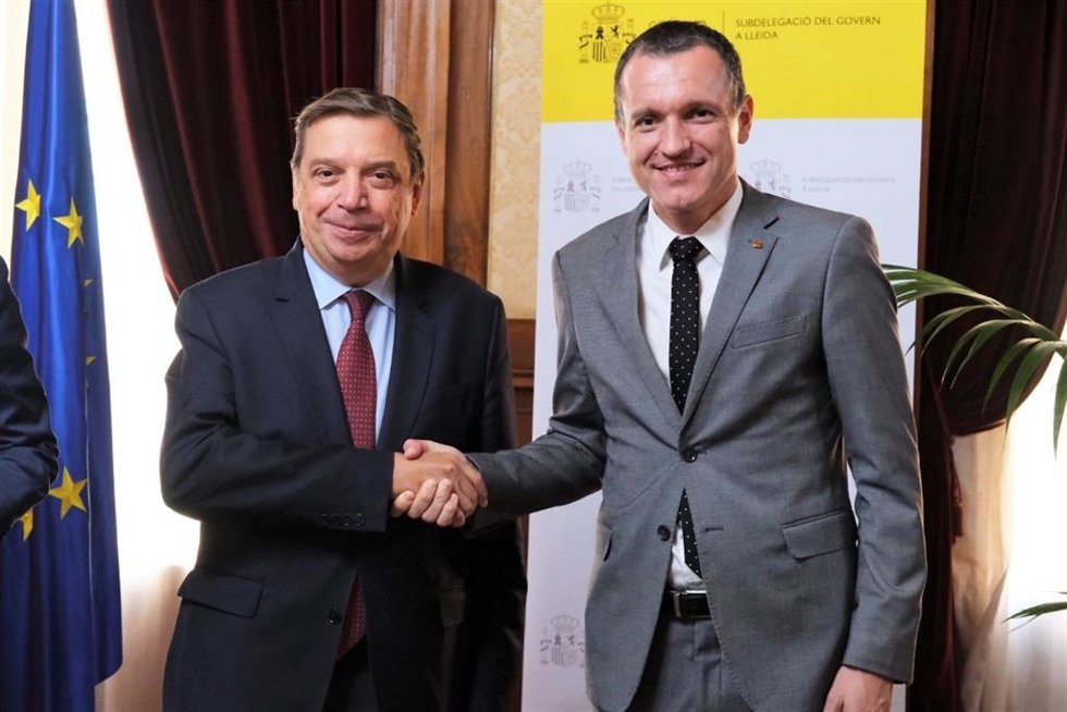 El ministro de Agricultura, Pesca y Alimentación, Luis Planas, y el conseller de Agricultura, Ganadería, Pesca y Alimentación de la Generalitat, scar Ordeig.