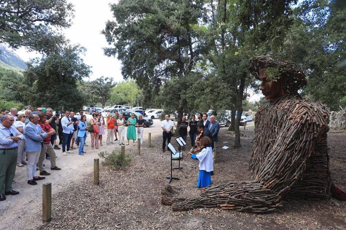 Inauguran 'Pau', una escultura hecha con restos de árboles para concienciar sobre la debilidad de la Serra de Tramuntana.