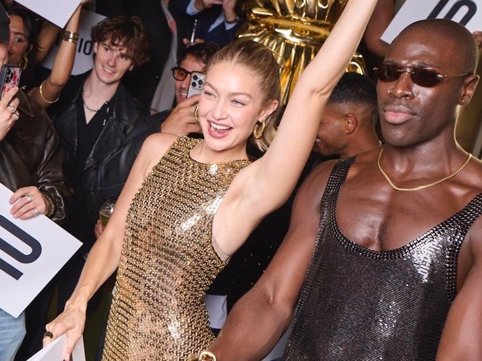 Gigi Hadid y Moses Sumney, embajadores mundiales de Rabanne, fueron los anfitriones de la fiesta y el centro de atención durante el desfile de moda dirigido por Kiddy Smile