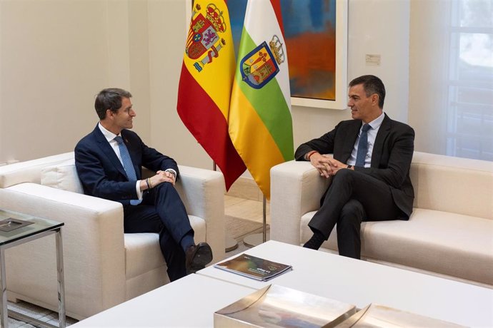 El presidente de La Rioja, Gonzalo Capellán (i) y el presidente del Gobierno, Pedro Sánchez (d), durante una reunión en el Complejo de La Moncloa, a 27 de septiembre de 2024, en Madrid (España). 