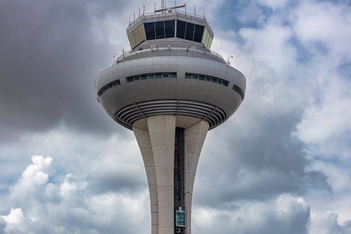 Archivo - Torre de control del aeropuerto Adolfo Suárez-Madrid Barajas