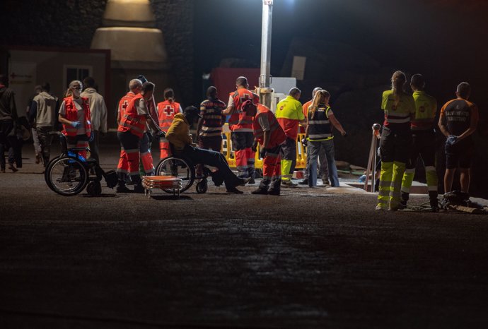 Varios migrantes son ayudados al llegar al Puerto de La Restinga, a 20 de septiembre de 2024, en El Hierro, Canarias (España). Una nueva embarcación ha sido trasladada al puerto de La Restinga con 63 personas migrantes a bordo.