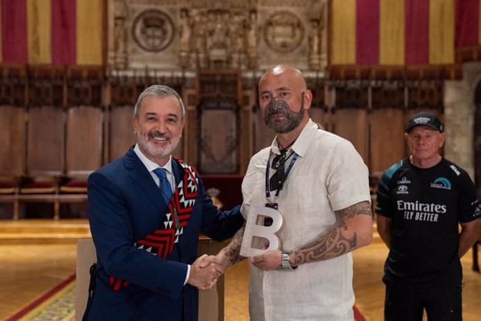 El alcalde de Barcelona, Jaume Collboni (i), el representante de la delegación maorí, Graham Tipene (d), y el ceo de la Copa América, Grant Dalton.