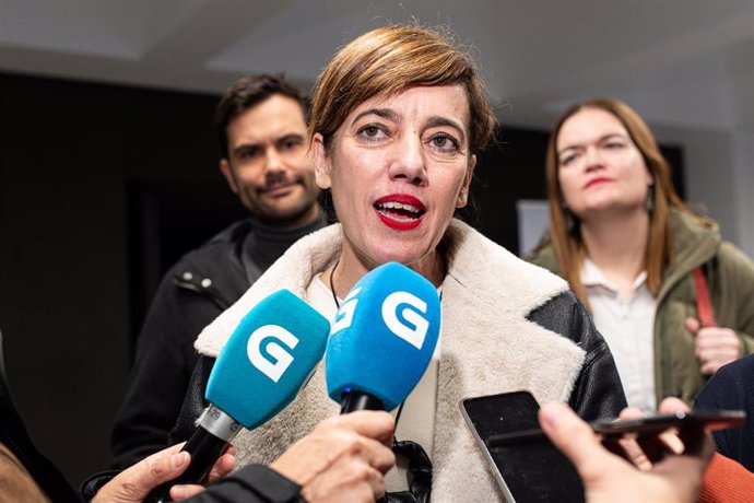 Archivo - La candidata de Sumar Galicia a la Presidencia de la Xunta, Marta Lois, atiende a los medios de comunicación durante un acto de campaña electoral de Sumar Galicia, en el cine Elma, a 11 de febrero de 2024, en A Pobra do Caramiñal, A Coruña, Gali