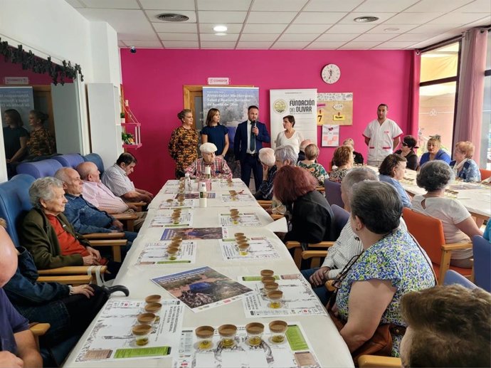 Presentación del proyecto de acción social 'Alimentación mediterránea, salud y análisis sensorial de aceite de oliva'.