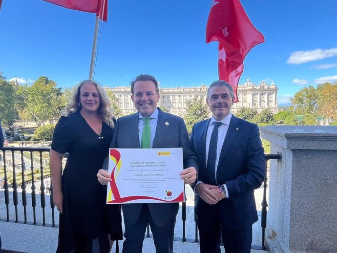 El delegado de Fiestas y Tradiciones del Ayuntamiento de Córdoba, Julián Urbano (centro), con los representantes de la Agrupación de Hermandades y Cofradías de la capital cordobesa.