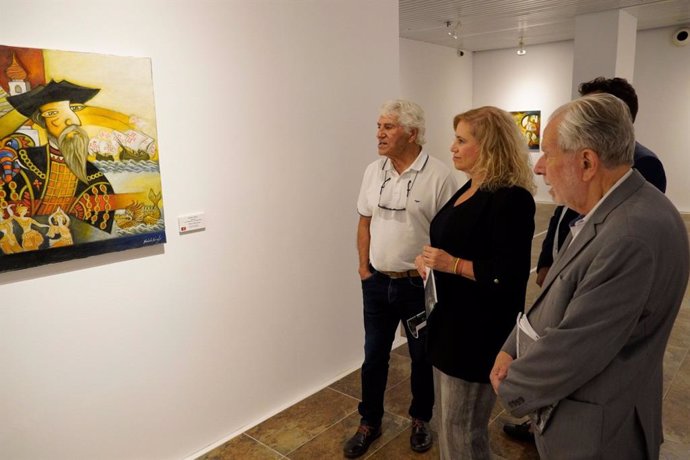 El pintor portugués Norberto Nunes en la inauguración de su exposición 'Los Navegantes' / 'Os Navegadores' en la Sala de la Provincia de la Diputación.