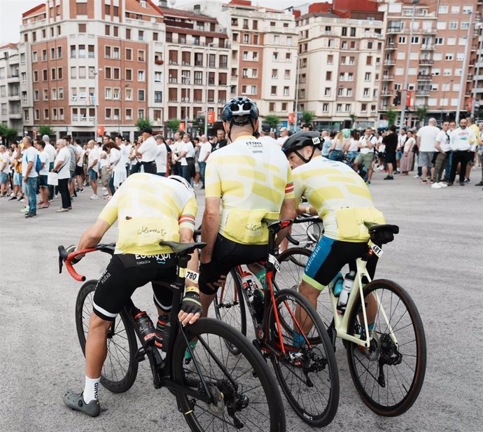 Ciclistas aficionados en Bilbao