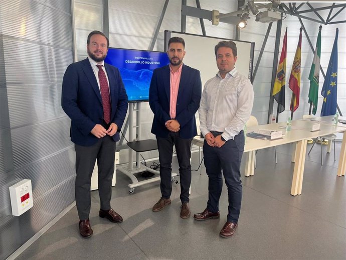 (Desde Izda.) López, Pedregosa Y Bernal, En La Presentación En Peñarroya De Los Incentivos De La Agencia Trade.