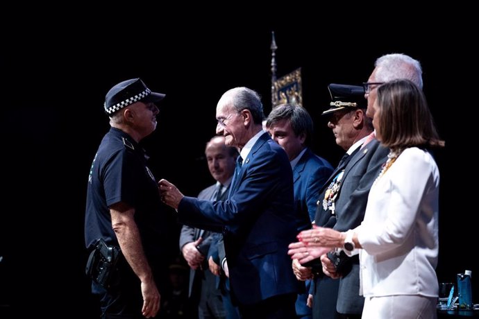 El alcalde, Francisco de la Torre, durante la entrega de distinciones con motivo de la celebración del día del patrón de la Policía Local.