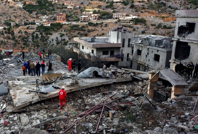 Miembros de la cruz roja libanesa inspeccionan un edificio destruido por un bombardeo israelí en la localidad de Sheeba. 