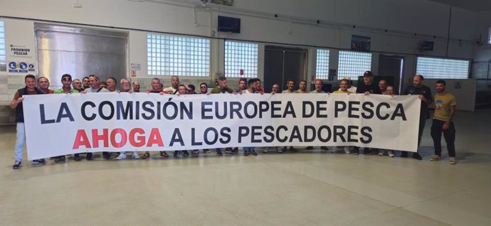 Pescadores de Barbate protestan en la lonja contra los recortes en la cuota del boquerón.