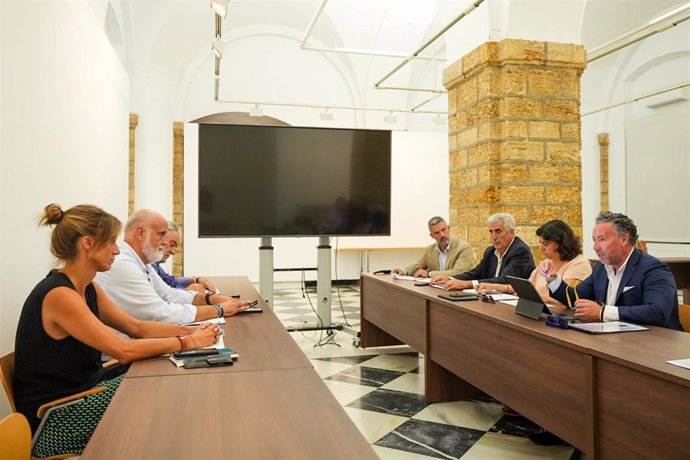 El vicepresidente segundo de la Diputación de Cádiz, Javier Vidal, reunido con alcaldes y alcaldesas de la Costa Noroeste para perparar la Youth Cup de fútbol base en abril de 2025