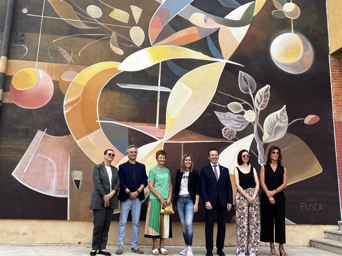 La investigadora dedicada al diagnóstico genético, premio Rei Jaume I al emprendimiento en 2022 y actual presidenta del Consejo Social de la Universitat de València (UV), Ángela Pérez, visita el mural que la homenajea en el proyecto 'Dones de Ciència'.