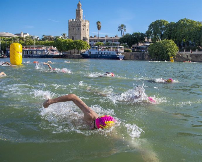 Archivo - Imagen de la travesía solidaria en aguas del Guadalquivir