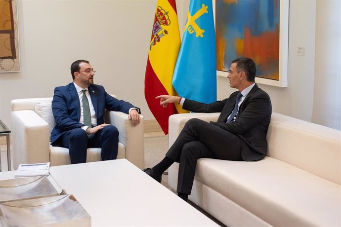 El presidente del Gobierno, Pedro Sánchez (d), durante su reunión con el presidente del Principado de Asturias, Adrián Barbón (i), en el Complejo de La Moncloa, a 27 de septiembre de 2024, en Madrid (España). Estas reuniones se enmarcan en la ronda que su