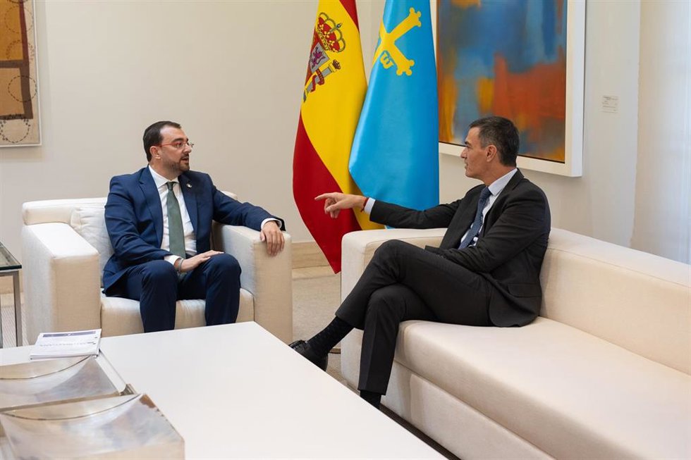 El presidente del Gobierno, Pedro Sánchez (d), durante su reunión con el presidente del Principado de Asturias, Adrián Barbón (i), en el Complejo de La Moncloa, a 27 de septiembre de 2024, en Madrid (España). Estas reuniones se enmarcan en la ronda que 