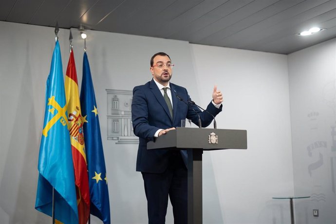 El presidente del Principado de Asturias, Adrián Barbón, comparece ante los medios de comunicación tras su reunión con el presidente del Gobierno, Pedro Sánchez, en el Complejo de La Moncloa, a 27 de septiembre de 2024, en Madrid (España). Estas reuniones