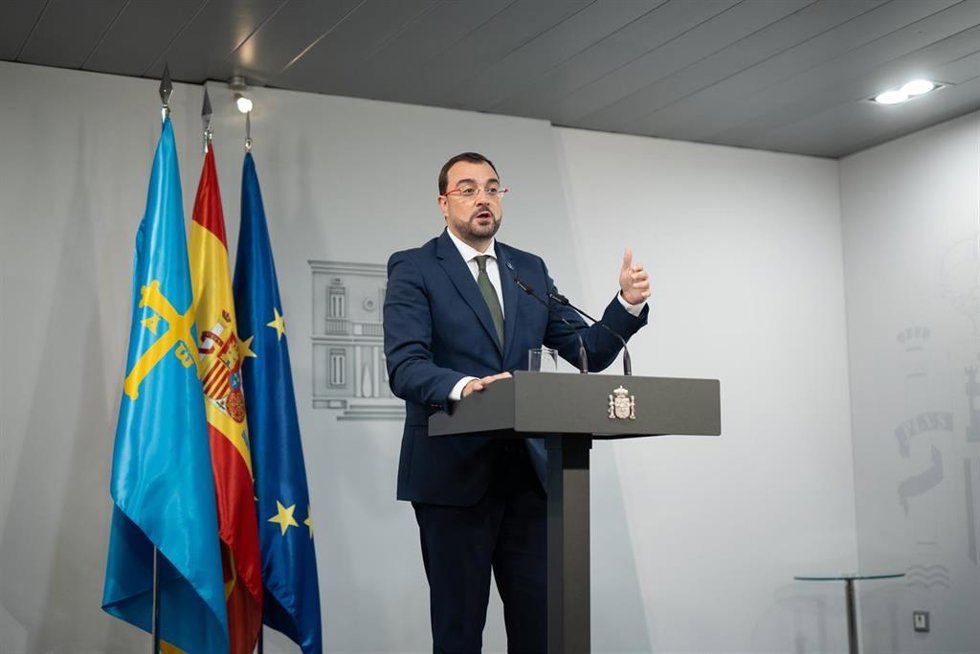 El presidente del Principado de Asturias, Adrián Barbón, comparece ante los medios de comunicación tras su reunión con el presidente del Gobierno, Pedro Sánchez, en el Complejo de La Moncloa, a 27 de septiembre de 2024, en Madrid (España). Estas reunion