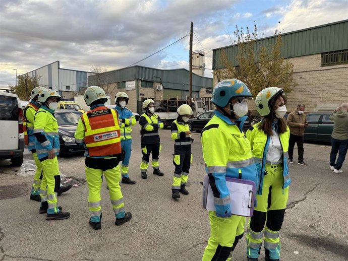 Bomberos trabajan en la extinción de un incendio en una nave industrial en Valdemoro